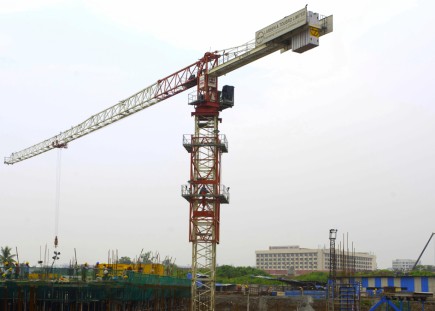 Deux grues Terex sur l'aéroport international de Bombay