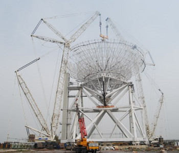 Deux grues Terex pour l'érection d'une antenne radio