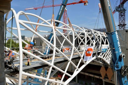 Levage réussi pour la passerelle de verre du centre Beaugrenelle