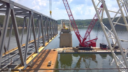 Une grue Kobelco SL4500R œuvre sur le Tennessee