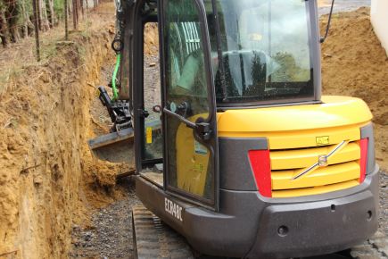1re mini pelle Volvo ECR48C équipée d'un Steelwrist