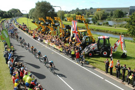 JCB fête Bradley Wiggins sur le tour de Grande-Bretagne