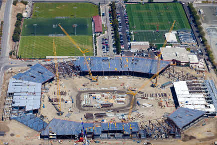Californie : quatre grues sur chenilles Liebherr construisent le stade des 49ers