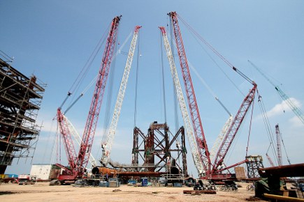 Quatre grues Terex assemblent une plateforme pétrolière en Chine