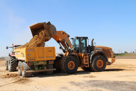 Trois machines Case à la manœuvre sur un chantier de rocade en Allemagne