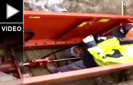 Foreuse P80 Ditch Witch en traversée de route