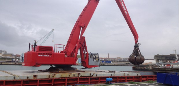 Leica équipe une pelle Mantsinen pour le Port des Minimes