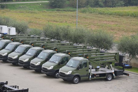 CTE livre 10 camions nacelles à l'armée italienne