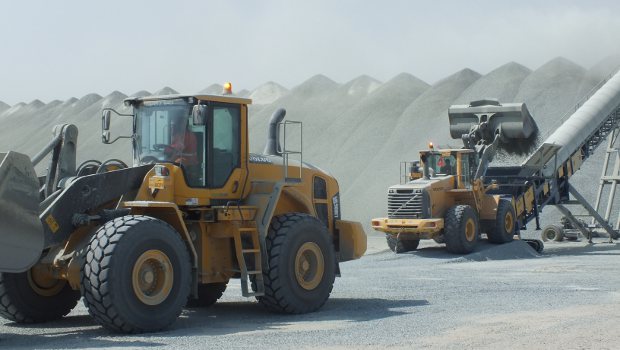 Des chargeuses Volvo sous les sables du Qatar