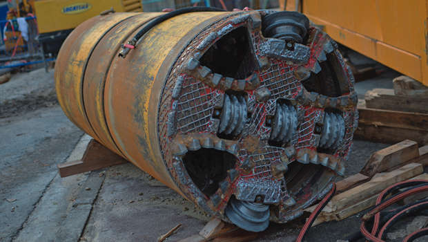 Microtunnelier pour réseau en béton de résine 