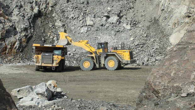 Une chargeuse Komatsu WA-900 livrée aux Carrières Roy