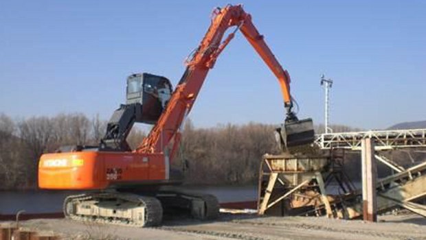 Une pelle Hitachi livrée par Teramat se distingue près de Valence