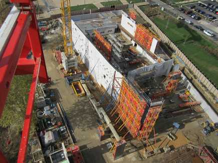 Coulage exigeant pour une coque de façade