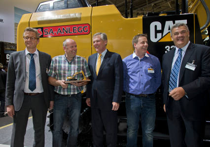 La première unité de la nouvelle pelle hybride de Caterpillar vendue à Bauma