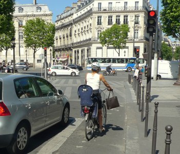 Les Champs-Elysées font la part belle aux cyclistes