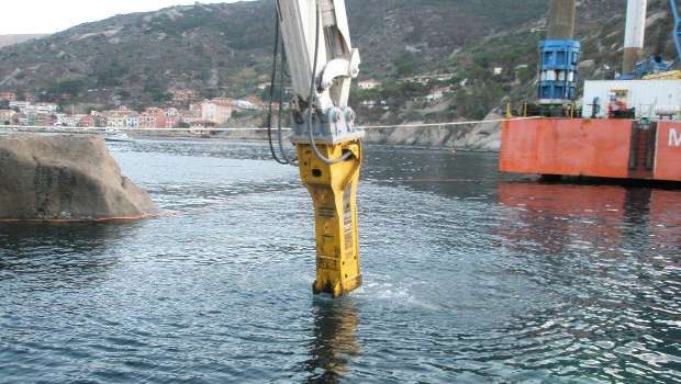 Un marteau Atlas Copco sur un chantier de démolition sous-marine en Italie
