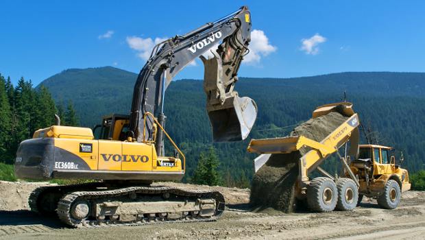Des machines Volvo dans une mine à ciel ouvert au Canada