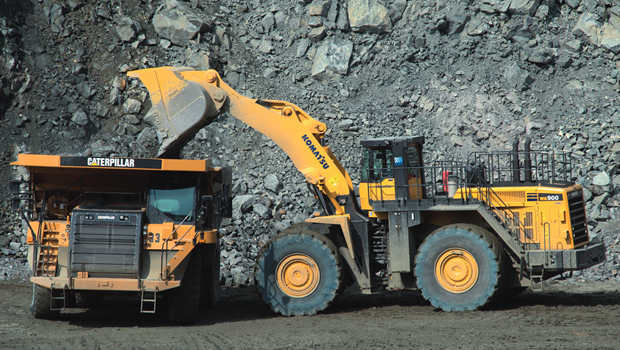 Chargeuse Komatsu WA900-3 : la reine du carreau 