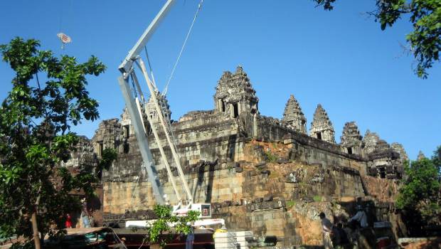 Une grue Terex participe à la restauration d'un temple au Cambodge