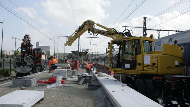 Pelles rail-route : deux 1404 Atlas en gare de Corbeil-Essonnes