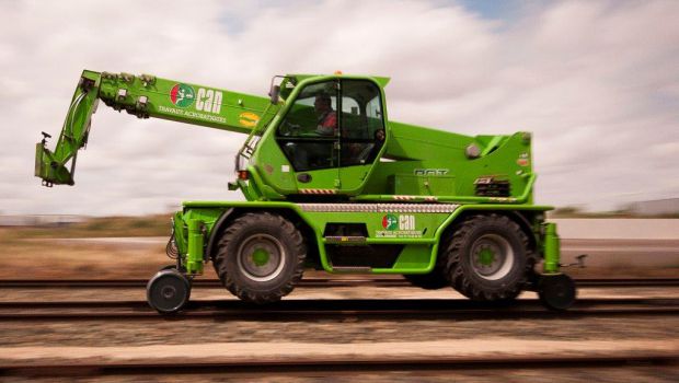 Merlo 40.26 : un chariot rotatif rail-route pour les travaux en hauteur à proximité des voies 
