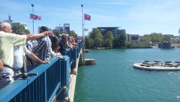Lyon : la pose du pont Raymond-Barre suspendue