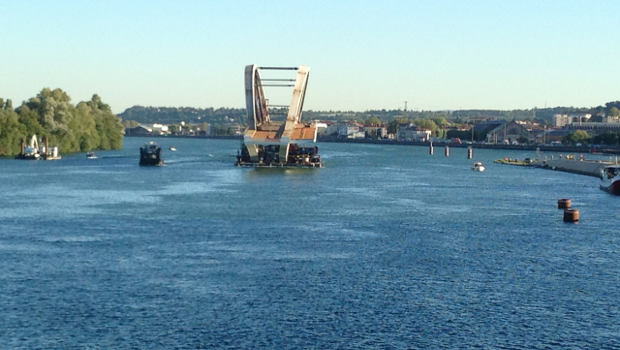 Pont Raymond Barre : le feuilleton du transport du tablier prend fin