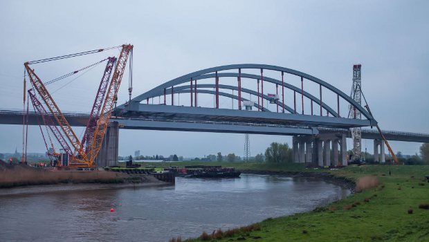 Terex s'illustre lors du levage d'un pont sur le Stör