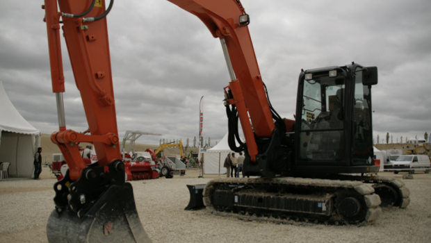 Hitachi promeut sa pelle hydraulique ZX85USB à B&TP 
