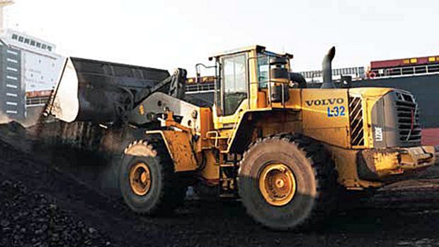 Des machines Volvo fourmillent sur le port de Krishnapatnamport en Inde