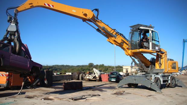 Une pelle industrie LH26 Liebherr chez Boudou Récupération à Rodez