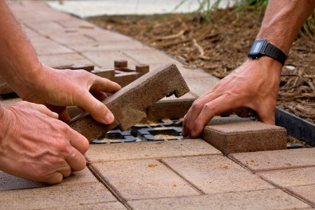 Batimat : Azek présente un pavé issu à 95% de matières recyclées