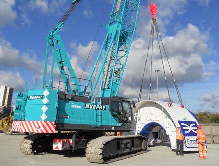 Une grue Kobelco CKE1100G sur le Crossrail Tunnel