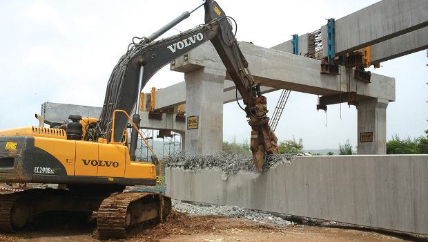 Volvo sur le chantier de démolition du pont Pakuria en Inde
