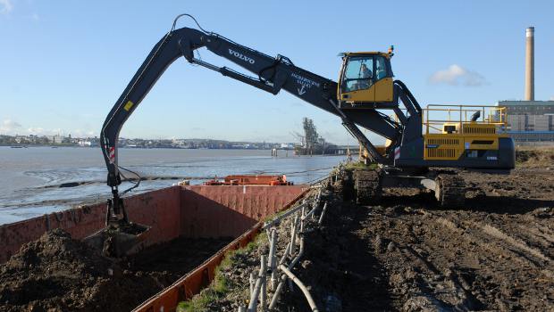 Une Volvo EC480D sur les rives de la Tamise