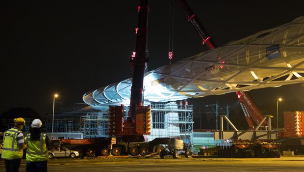 Un trio de grues Terex lève un pont piétonnier à Rotterdam