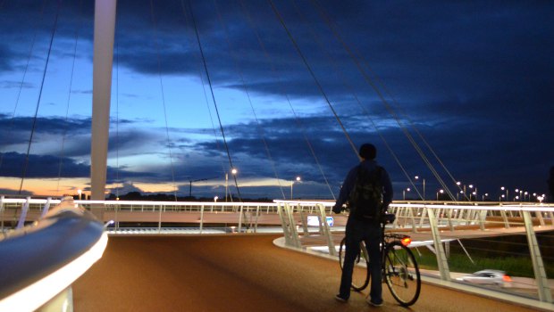 Insolite : un pont suspendu circulaire pour cyclistes aux Pays-Bas