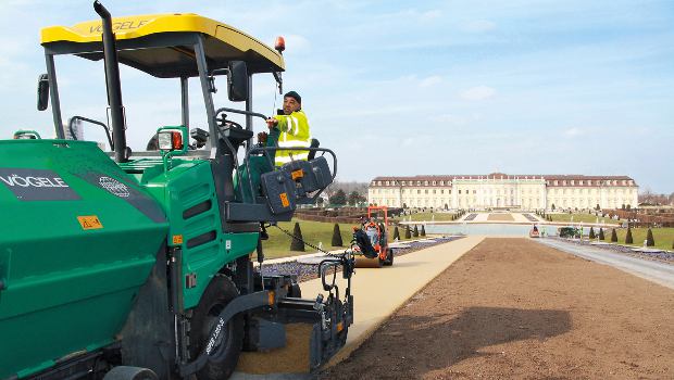 En Allemagne, un finisseur Vögele lifte le Ludwigsburg Palace 
