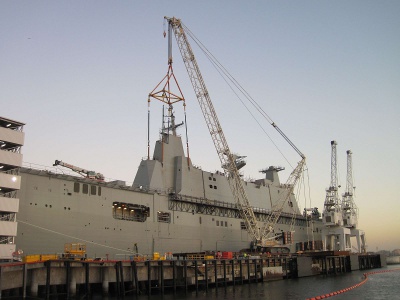 Une Terex CC2800-1 assemble un navire d'assaut en Australie