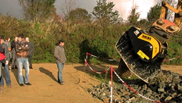 Magsi TP met les godets concasseurs MB en action