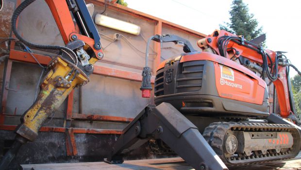 Colas Rail : robot de démolition sur train travaux 