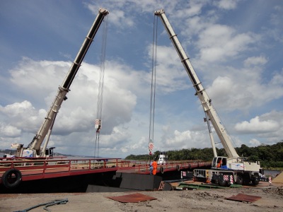 Trois grues Terex à quai sur le port de Chibatao au Brésil