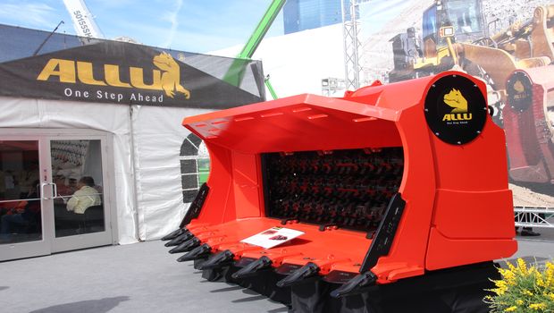 Conexpo :  le godet cribleur  monstre  d'Allu