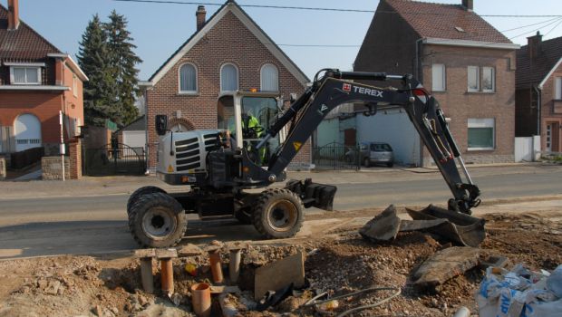 Pelles sur pneus : flêche articulée et roues directrices 
