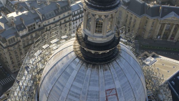 Le Panthéon et son échafaudage en suspension 