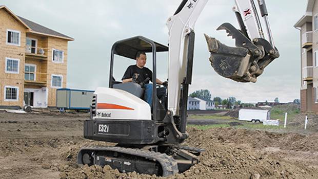 Bobcat sort deux mini pelles Tier 4