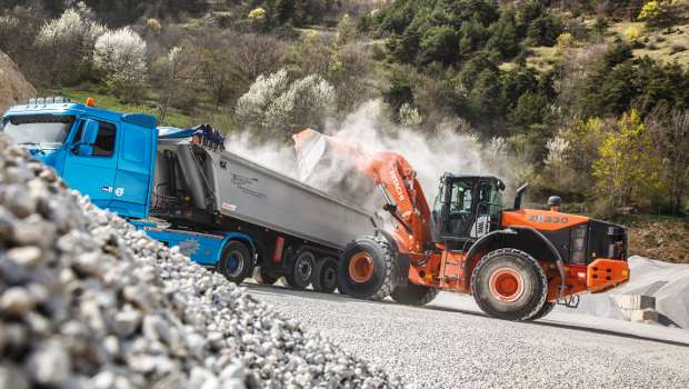 Au Royaume-Uni, la chargeuse Hitachi ZW330-5 fait son entrée