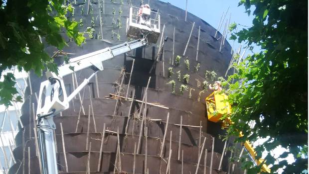 A La Défense, Defacto revégétalise la cheminée d'Edouard François