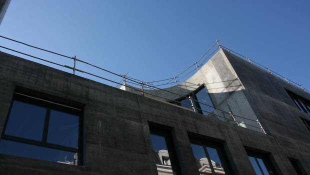 Chaville : résille bois pour béton noir 