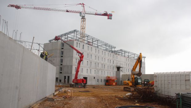 Le centre pénitentiaire de Beauvais érige ses murs